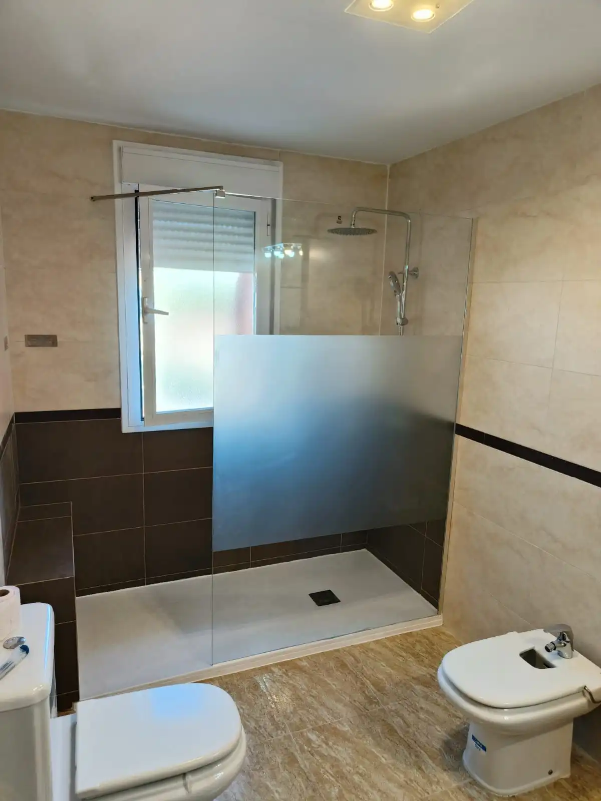 Reforma de baño con plato de ducha amplio
